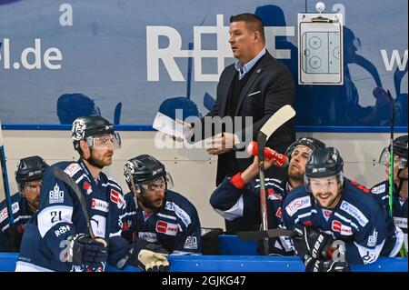 Straubing, Germania. 10 Settembre 2021. Hockey su ghiaccio: DEL, Straubing Tigers - Adler Mannheim, Hauptrude, 1. Spieltag, Eisstadion am Pulverturm. Il allenatore Tom Pokel di Straubing si trova dietro la sua squadra. Credit: Armin Weigel/dpa/Alamy Live News Foto Stock