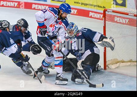 Straubing, Germania. 10 Settembre 2021. Hockey su ghiaccio: DEL, Straubing Tigers - Adler Mannheim, Hauptrude, 1. Spieltag, Eisstadion am Pulverturm. Nicolas Krämmer (M) di Mannheim poco prima del suo obiettivo di fare 2-2 contro Straubing. Credit: Armin Weigel/dpa/Alamy Live News Foto Stock