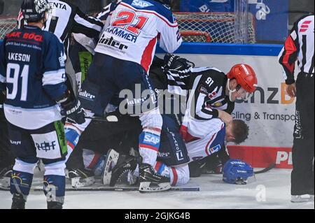 Straubing, Germania. 10 Settembre 2021. Hockey su ghiaccio: DEL, Straubing Tigers - Adler Mannheim, Hauptrude, 1. Spieltag, Eisstadion am Pulverturm. Un arbitro cerca di risolvere una battaglia tra i giocatori di Straubing e Mannheim. Credit: Armin Weigel/dpa/Alamy Live News Foto Stock