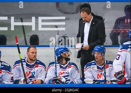 Straubing, Germania. 10 Settembre 2021. Hockey su ghiaccio: DEL, Straubing Tigers - Adler Mannheim, Hauptrude, 1. Spieltag, Eisstadion am Pulverturm. Il coach Pavel Gross di Mannheim si trova dietro la sua squadra. Credit: Armin Weigel/dpa/Alamy Live News Foto Stock