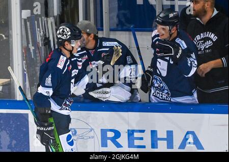 Straubing, Germania. 10 Settembre 2021. Hockey su ghiaccio: DEL, Straubing Tigers - Adler Mannheim, Hauptrude, Matchday 1, Eisstadion am Pulverturm. Giosuè Samanski (l) di Straubing celebra dopo il suo obiettivo per 3:2 contro Mannheim. Credit: Armin Weigel/dpa/Alamy Live News Foto Stock