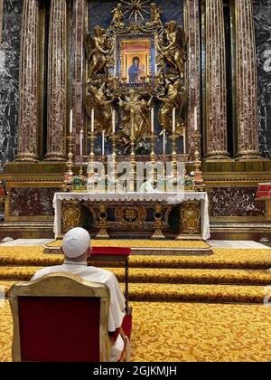 Roma, Italia. 10 Settembre 2021. 10 settembre 2021 : Papa Francesco in preghiera Basilica di Santa Maria maggiore per affidare il prossimo viaggio a Budapest e in Slovacchia alla Madonna, Salus Populi Credit: Independent Photo Agency/Alamy Live News Foto Stock