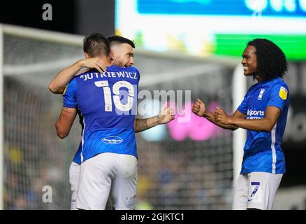 Birmingham, Regno Unito. 10 Settembre 2021. Scott Hogan celebra il suo obiettivo con Lukas Jutkiewicz di Birmingham City & Tahith Chong (in prestito dal Manchester United) di Birmingham City durante la partita del campionato Sky Bet tra Birmingham City e Derby County a St Andrews, Birmingham, Inghilterra, il 10 settembre 2021. Foto di Andy Rowland. Credit: Prime Media Images/Alamy Live News Foto Stock