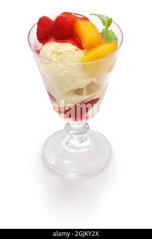 Peach Melba è un dessert estivo preparato da Escoffier con pesche, gelato e purea di lamponi. Foto Stock