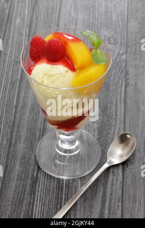 Peach Melba è un dessert estivo preparato da Escoffier con pesche, gelato e purea di lamponi. Foto Stock