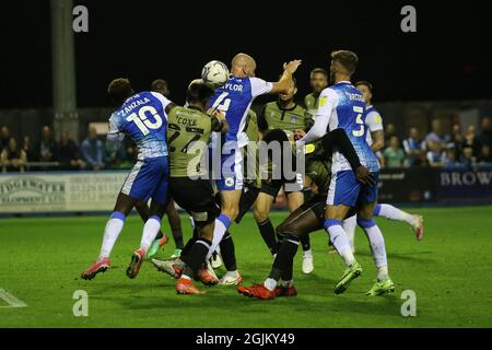 BARROW A FURNESS, REGNO UNITO. IL 10 SETTEMBRE Jason Taylor di Barrow contesta un header con Cameron Coxe di Colchester United durante la partita Sky Bet League 2 tra Barrow e Colchester United a Holker Street, Barrow-in-Furness venerdì 10 settembre 2021. (Foto di: Mark Fletcher | MI News ) Credit: MI News & Sport /Alamy Live News Foto Stock