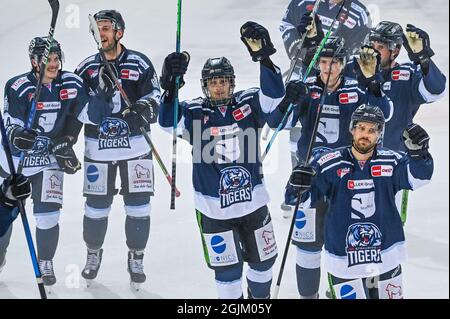 Straubing, Germania. 10 Settembre 2021. Hockey su ghiaccio: DEL, Straubing Tigers - Adler Mannheim, Hauptrude, Matchday 1, Eisstadion am Pulverturm. La squadra Straubing si rallegra dopo aver vinto 4:2 contro Mannheim. Credit: Armin Weigel/dpa/Alamy Live News Foto Stock