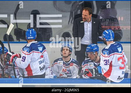 Straubing, Germania. 10 Settembre 2021. Hockey su ghiaccio: DEL, Straubing Tigers - Adler Mannheim, Hauptrude, 1. Spieltag, Eisstadion am Pulverturm. L'allenatore Pavel Gross di Mannheim parla al suo team. Credit: Armin Weigel/dpa/Alamy Live News Foto Stock