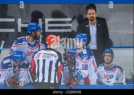 Straubing, Germania. 10 Settembre 2021. Hockey su ghiaccio: DEL, Straubing Tigers - Adler Mannheim, Hauptrude, 1. Spieltag, Eisstadion am Pulverturm. Il coach Pavel Gross di Mannheim si trova dietro la sua squadra. Credit: Armin Weigel/dpa/Alamy Live News Foto Stock