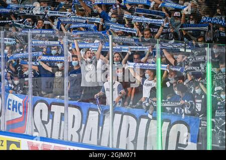 Straubing, Germania. 10 Settembre 2021. Hockey su ghiaccio: DEL, Straubing Tigers - Adler Mannheim, Hauptrude, 1. Spieltag, Eisstadion am Pulverturm. Tifosi che straubbing bramano. Credit: Armin Weigel/dpa/Alamy Live News Foto Stock