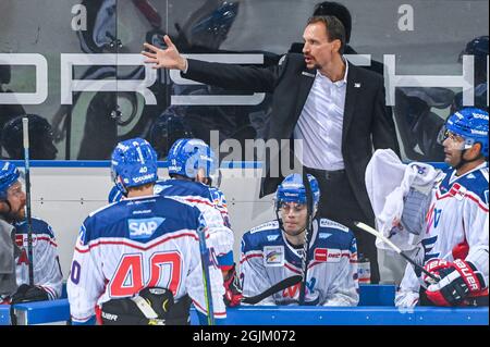 Straubing, Germania. 10 Settembre 2021. Hockey su ghiaccio: DEL, Straubing Tigers - Adler Mannheim, Hauptrude, 1. Spieltag, Eisstadion am Pulverturm. L'allenatore Pavel Gross di Mannheim parla al suo team. Credit: Armin Weigel/dpa/Alamy Live News Foto Stock