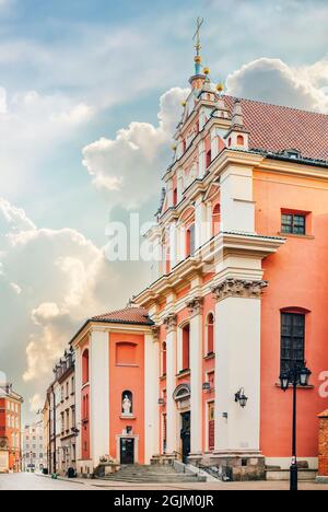 Varsavia, Polonia - 8 agosto 2021: Strada per la Piazza del mercato e la chiesa gesuita su di essa nella città vecchia di Varsavia, capitale della Polonia Foto Stock