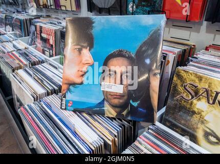 L'album in vinile Rolling Stones Black e Blue registra con Charlie Watts al centro. Foto Stock