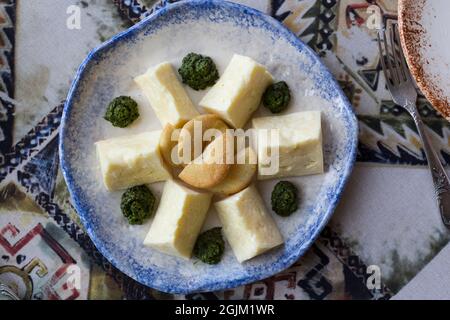 Formaggi georgiani assortiti su un piatto in un ristorante nazionale Tbilisi Foto Stock