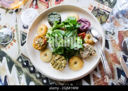 Piatto nazionale georgiano Pkhali, guarnito con erbe nel ristorante Tbilisi Foto Stock