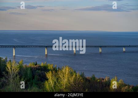 Il Ponte Presidenziale di Ulyanovsk. Ponte sul fiume Volga . Sera al tramonto. Foto Stock