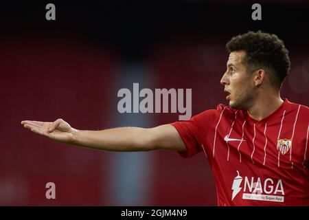 Oussama Idrissi di Sevilla gestures durante la partita di calcio giocata tra Sevilla Futbol Club e Deportivo Alaves Madrid allo stadio Ramon Sanchez-Pizjuan il 9 settembre 2021 a Sevilla, Spagna Foto Stock