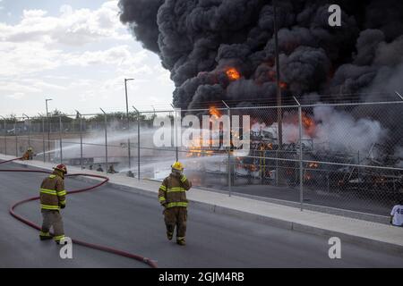 Polizia, vigili del fuoco e Guardia Nazionale assistono agli incendi a Ciudad Juarez Chihuahua Messico, una città di confine nel deserto al confine con El Paso Texas Stati Uniti Foto Stock