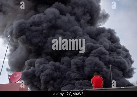 Polizia, vigili del fuoco e Guardia Nazionale assistono agli incendi a Ciudad Juarez Chihuahua Messico, una città di confine nel deserto al confine con El Paso Texas Stati Uniti Foto Stock
