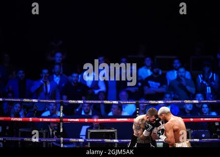 Gli spettatori guardano Sam Eggington (a sinistra) in azione contro Bilel Jkitou nel World Boxing Council Silver Middle Title durante l'evento di boxe alla Coventry Skydome Arena. Data foto: Venerdì 10 settembre 2021. Foto Stock