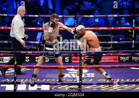 Sam Eggington (a sinistra) in azione contro Bilel Jkitou nel World Boxing Council Silver Middle Title durante l'evento di boxe alla Coventry Skydome Arena. Data foto: Venerdì 10 settembre 2021. Foto Stock