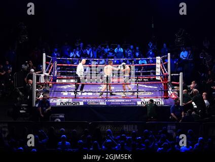 Una visione generale di Sam Eggington (a sinistra) in azione contro Bilel Jkitou nel World Boxing Council Silver Middle Title durante l'evento di boxe alla Coventry Skydome Arena. Data foto: Venerdì 10 settembre 2021. Foto Stock