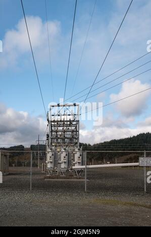 Sottostazione elettrica in campagna, immagine verticale Foto Stock