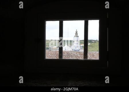 LISBONA, PORTOGALLO - 05 luglio 2014: Una vista del Castello di Torres Vedras attraverso una finestra di legno di una stanza buia a Lisbona, Portogallo Foto Stock