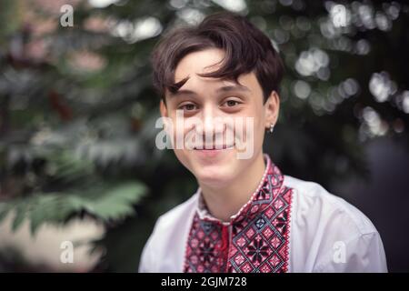 Ritratto di giovane ragazzo sorridente in una camicia tradizionale Ucraina (camicia ricamata). Ucraina Foto Stock