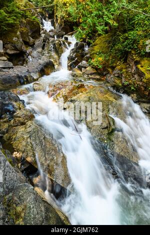 Deception Creek che si snoda attraverso e sopra le rocce alle cascate nella Mount Baker Snoqualmie National Forest nello stato di Washington Foto Stock