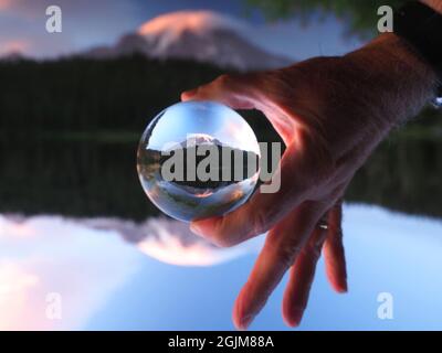 Mount Rainier all'alba attraverso una sfera di cristallo Foto Stock