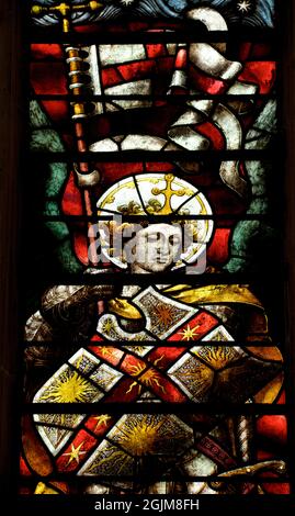Vetrate nella Cattedrale di Christ Church College, Università di Oxford, Oxford, Inghilterra. Saint Michael Window, Clayton & Bell, 1872 - transetto nord Foto Stock