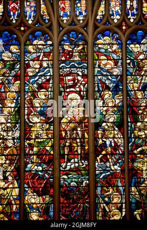 Vetrate nella Cattedrale di Christ Church College, Università di Oxford, Oxford, Inghilterra. Saint Michael Window, Clayton & Bell, 1872 - transetto nord Foto Stock