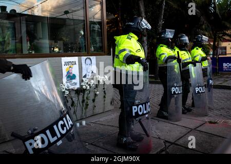 Bogota, Colombia. 10 Settembre 2021. Segni con foto di Javier Ordoñez e fiori come la stazione di polizia di Villa Luz CAI sono stati agenti di polizia torturati Javier Ordoñez il 9 settembre 2020, più tardi lo stesso giorno diverse stazioni di polizia sono stati vandalizzati e bruciati a causa della morte di Ordoñez, e lasciando un bilancio di morte di 12 altre persone che sono morte per uso di armi da fuoco della polizia e casi di brutalità la stessa notte. Il 9 settembre 2021 a Bogotà, Colombia. Credit: Long Visual Press/Alamy Live News Foto Stock