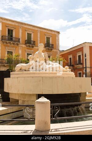 Bella vista di Piazza Fontana di Diana (Piazza Fonte Diana) a Comiso, Provincia di Ragusa, Italia. Foto Stock