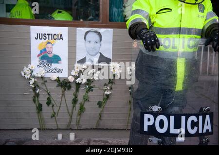 Bogota, Colombia. 10 Settembre 2021. Segni con foto di Javier Ordoñez e fiori come la stazione di polizia di Villa Luz CAI sono stati agenti di polizia torturati Javier Ordoñez il 9 settembre 2020, più tardi lo stesso giorno diverse stazioni di polizia sono stati vandalizzati e bruciati a causa della morte di Ordoñez, e lasciando un bilancio di morte di 12 altre persone che sono morte per uso di armi da fuoco della polizia e casi di brutalità la stessa notte. Il 9 settembre 2021 a Bogotà, Colombia. Credit: Long Visual Press/Alamy Live News Foto Stock