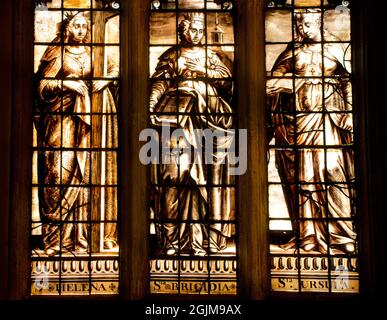 Vetrate di Santi dai toni seppia, Magdalen College Chapel, University of Oxford, Oxford, Inghilterra, UK STA HELENA; STA BRIGIDIA; STA URSULA Foto Stock