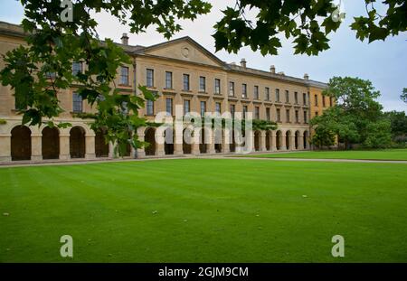 Il nuovo edificio, una passerella collonata, Magdalen College, Università di Oxford, Oxford, Inghilterra, Regno Unito Foto Stock