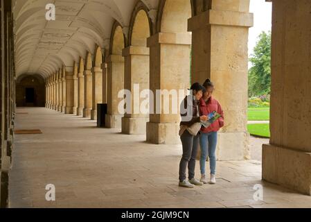 Il nuovo edificio, una passerella collonata, Magdalen College, Università di Oxford, Oxford, Inghilterra, Regno Unito. Visitatori che guardano una mappa del college. Foto Stock