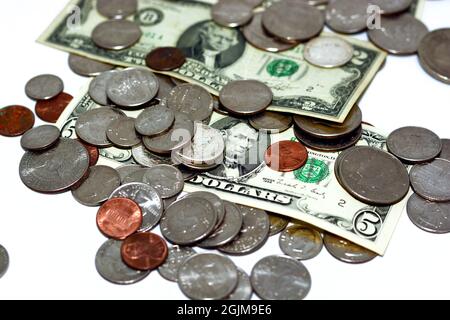 Contesto delle vecchie banconote e monete americane moneta di banconote e monete diverse e di valori diversi, le monete da 1 centesimo ad un dollaro, Foto Stock