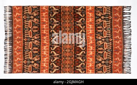 Un hinggi Sumbanese. Tessuto modellato ikat. Sumba, Nusa Tengarra, Indonesia Foto Stock