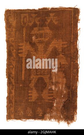 Frammento tessile peruviano di Precolumbian. Figura antropomorfa con un headdress che tiene un bastone in una mano e un oggetto ventaglio nell'altra. Marrone scuro e chiaro. CA 1100-1500CE. Perù Foto Stock