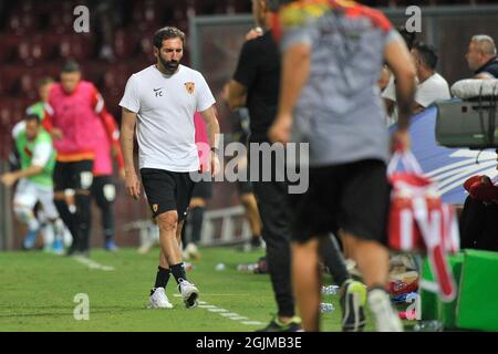 Benevento, Italia. 10 Settembre 2021. Fabio Caserta allenatore di Benevento, durante la partita del campionato italiano Serie B tra Benevento e Lecce risultato finale 0-0, partita disputata allo Stadio Ciro Vigorito. Benevento, Italia, 10 settembre 2021. (Foto di Vincenzo Izzo/Sipa USA) Credit: Sipa USA/Alamy Live News Foto Stock