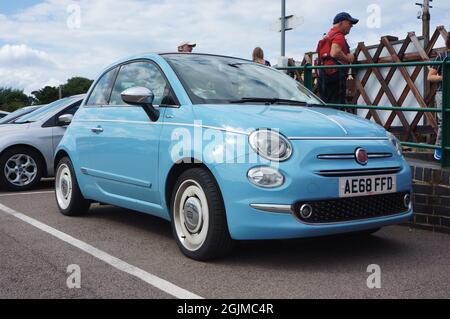 Moderna Fiat 500 parcheggiata vicino alla stazione ferroviaria di Sheringham nel Norfolk Foto Stock