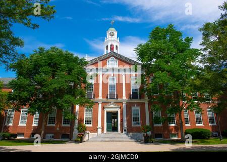 Academy Building of Phillips Exeter Academy nel centro storico di Exeter, New Hampshire NH, USA. Questo edificio è l'edificio principale del campus Foto Stock