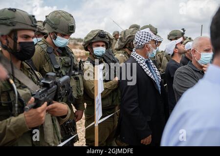 Salfit, Palestina. 10 Settembre 2021. I palestinesi del villaggio di Salfit protestano davanti ai soldati armati israeliani, contro il saccheggio delle loro terre da parte di un nuovo avamposto ebraico in Cisgiordania. Mentre la gente del posto ha fatti di terra che provano la loro proprietà sulla terra - l'IDF sta impedendo il loro accesso alla terra mentre sta sorvegliando l'avamposto ebraico. Salfit, Israele / Palestina, l'11 settembre 2021. (Foto di Matan Golan/Alamy Live News) Credit: Matan Golan/Alamy Live News Foto Stock