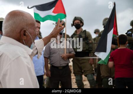 Salfit, Palestina. 10 Settembre 2021. I palestinesi del villaggio di Salfit protestano davanti ai soldati armati israeliani, contro il saccheggio delle loro terre da parte di un nuovo avamposto ebraico in Cisgiordania. Mentre la gente del posto ha fatti di terra che provano la loro proprietà sulla terra - l'IDF sta impedendo il loro accesso alla terra mentre sta sorvegliando l'avamposto ebraico. Salfit, Israele / Palestina, l'11 settembre 2021. (Foto di Matan Golan/Alamy Live News) Credit: Matan Golan/Alamy Live News Foto Stock