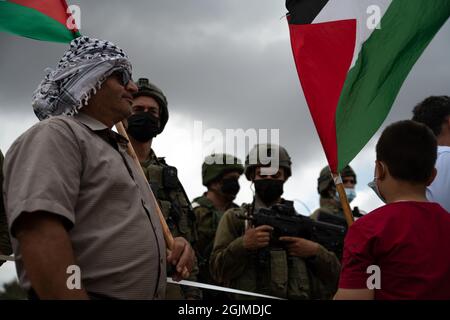 Salfit, Palestina. 10 Settembre 2021. I palestinesi del villaggio di Salfit protestano davanti ai soldati armati israeliani, contro il saccheggio delle loro terre da parte di un nuovo avamposto ebraico in Cisgiordania. Mentre la gente del posto ha fatti di terra che provano la loro proprietà sulla terra - l'IDF sta impedendo il loro accesso alla terra mentre sta sorvegliando l'avamposto ebraico. Salfit, Israele / Palestina, l'11 settembre 2021. (Foto di Matan Golan/Alamy Live News) Credit: Matan Golan/Alamy Live News Foto Stock