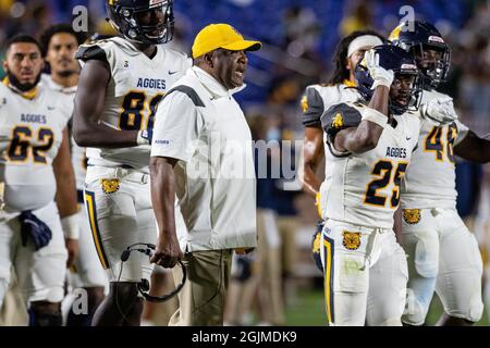 Durham, NC, Stati Uniti. 10 Settembre 2021. North Carolina A&T Aggies, allenatore di testa Sam Washington reagisce dopo che la sua squadra deve bruciare un timeout nel secondo trimestre contro il Duke Blue Devils nella partita di football NCAA al Wallace Wade Stadium di Durham, NC. (Scott Kinser/Cal Sport Media). Credit: csm/Alamy Live News Foto Stock