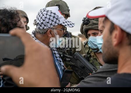 Salfit, Palestina. 10 Settembre 2021. I palestinesi del villaggio di Salfit protestano davanti ai soldati armati israeliani, contro il saccheggio delle loro terre da parte di un nuovo avamposto ebraico in Cisgiordania. Mentre la gente del posto ha fatti di terra che provano la loro proprietà sulla terra - l'IDF sta impedendo il loro accesso alla terra mentre sta sorvegliando l'avamposto ebraico. Salfit, Israele / Palestina, l'11 settembre 2021. (Foto di Matan Golan/Alamy Live News) Credit: Matan Golan/Alamy Live News Foto Stock